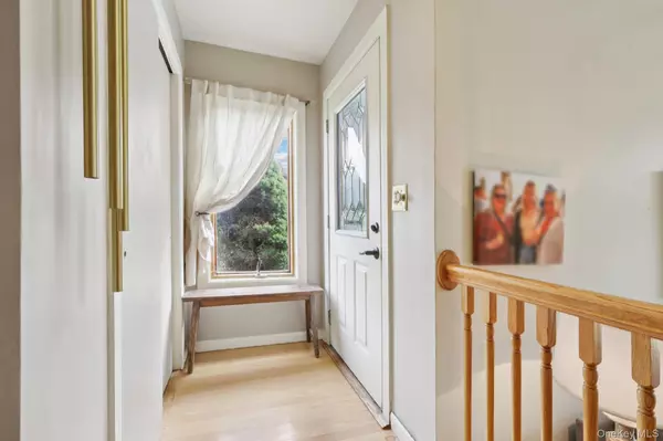 Warwick, NY 10990,9 Hedges RD
