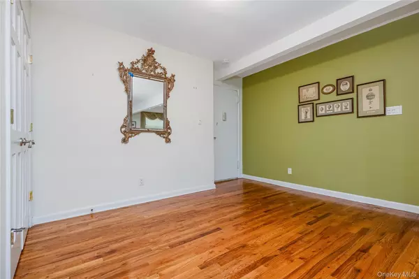 Great Neck, NY 11021,25 Canterbury RD #3F