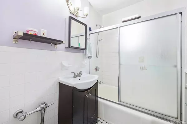 Bayside, NY 11364,7520 Bell BLVD #5A