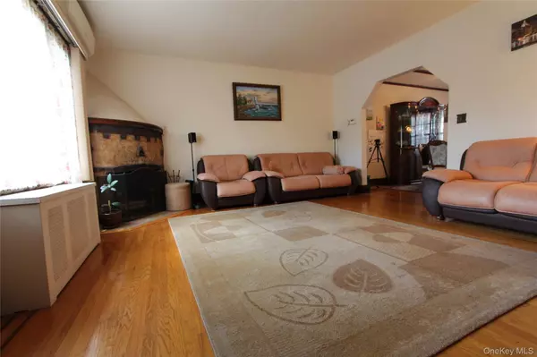 Middle Village, NY 11379,63-61 77th ST