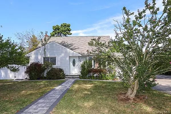 39 Inchcape RD, Bay Shore, NY 11706