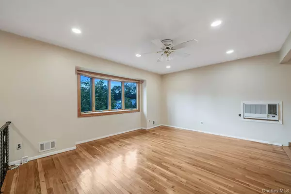 Islip Terrace, NY 11752,31 Craig RD