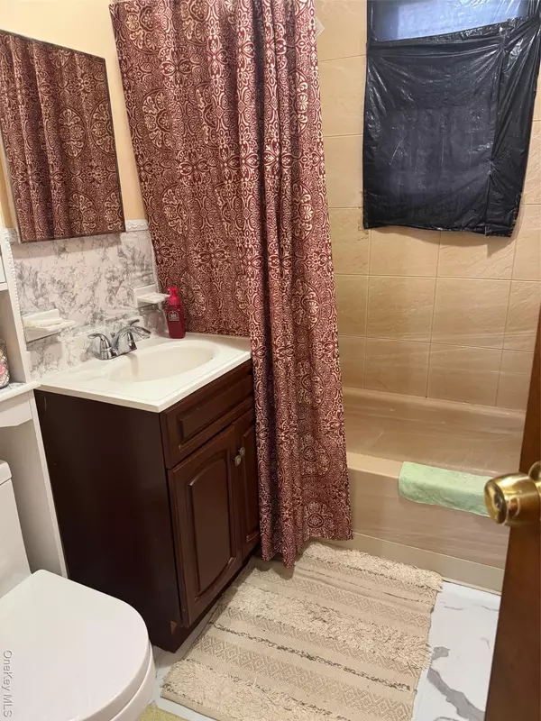 Jamaica, NY 11433,11007 160th ST