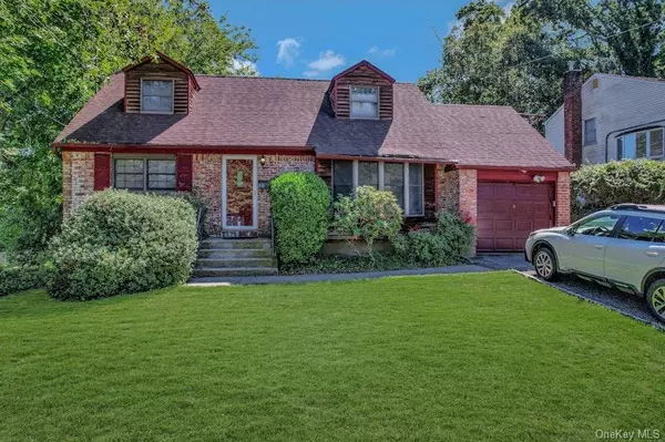 9 Hill DR, Oyster Bay, NY 11771