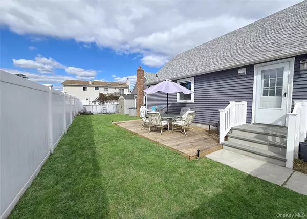 Lindenhurst, NY 11757,765 Shore WALK