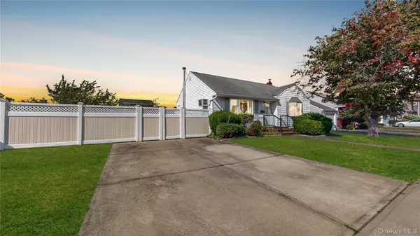 19 Arpad ST, Hicksville, NY 11801