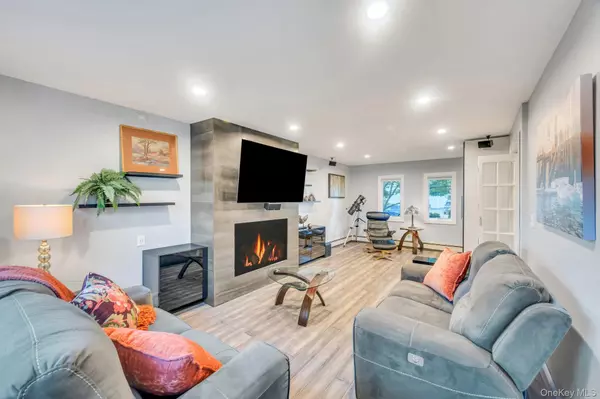 Hicksville, NY 11801,99 Lantern RD