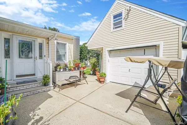 Franklin Square, NY 11010,1022 Rosegold ST