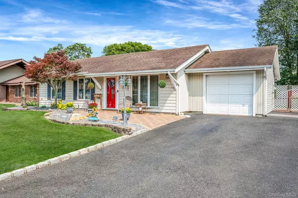 Holbrook, NY 11741,21 Windermere DR