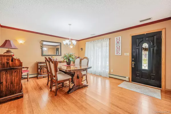 Holbrook, NY 11741,21 Windermere DR