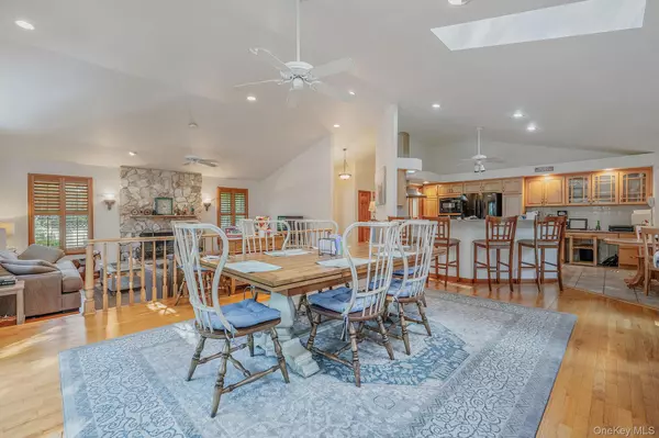 Hampton Bays, NY 11946,6 Bay DR
