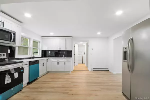 Shirley, NY 11967,461 Avondale DR