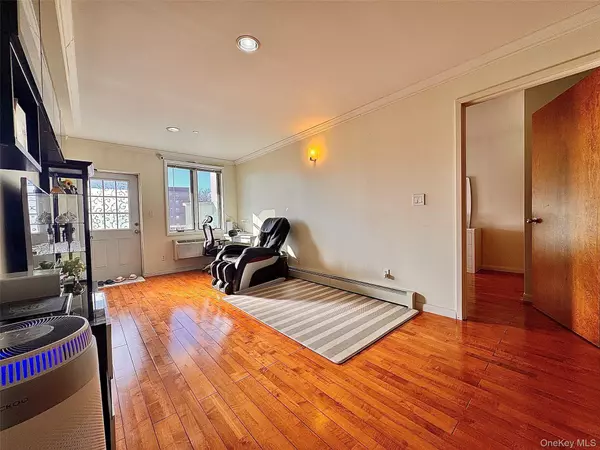 Flushing, NY 11354,37-10 149th PL #3A
