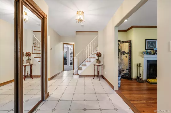 Hewlett Harbor, NY 11557,287 E Rockaway RD