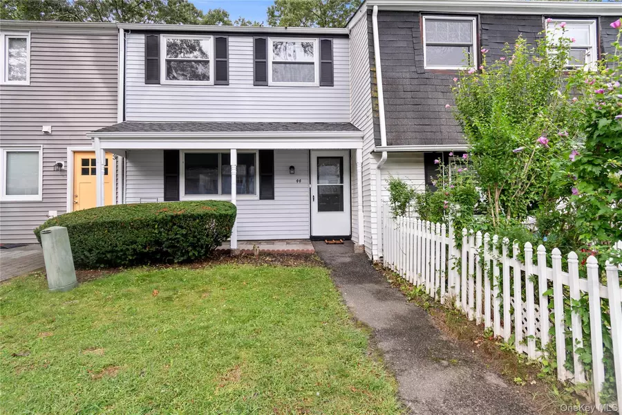 44 Wooded WAY, Calverton, NY 11933