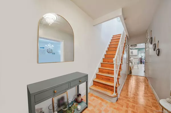 Richmond Hill, NY 11418,91-26 110th ST