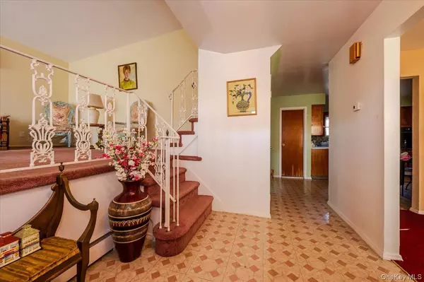 Inwood, NY 11096,10 Meadow RD