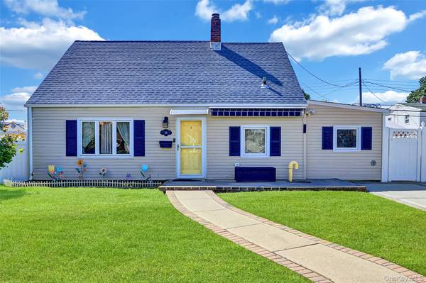 10 Barnyard LN, Levittown, NY 11756