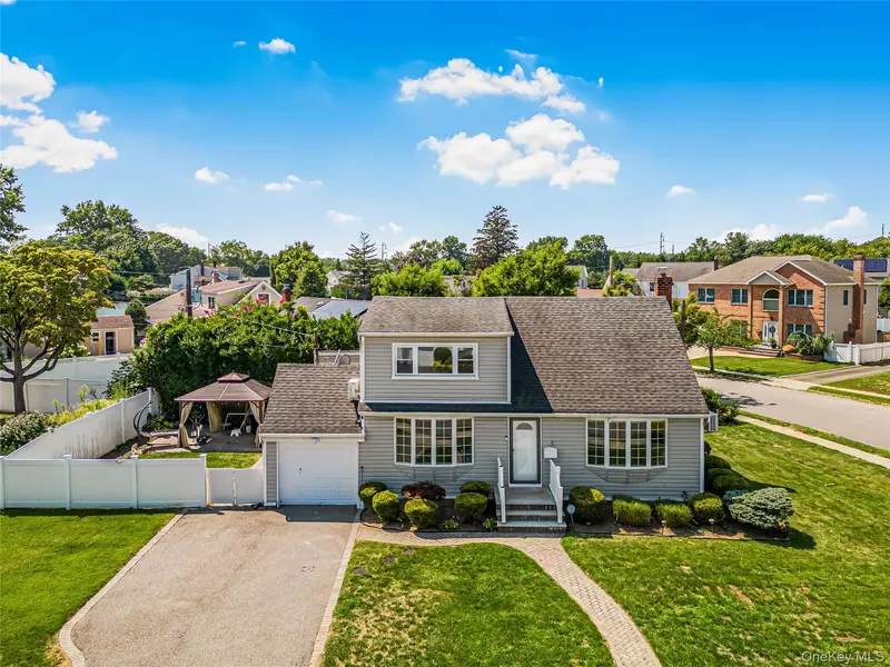 2 Flo DR, Syosset, NY 11791