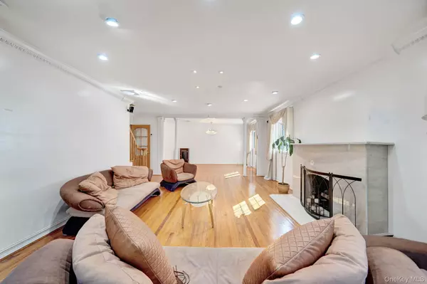 Fresh Meadows, NY 11366,73-55 194th ST