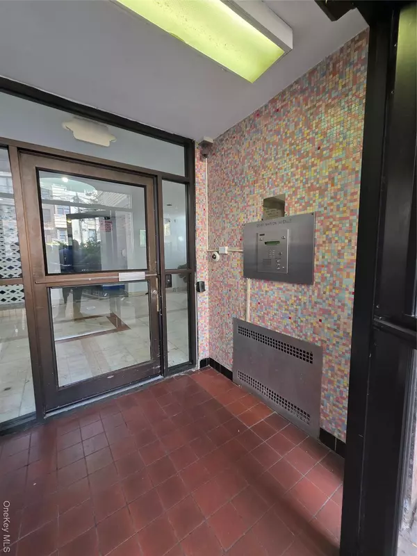 Bronx, NY 10458,2640 Marion AVE #6H