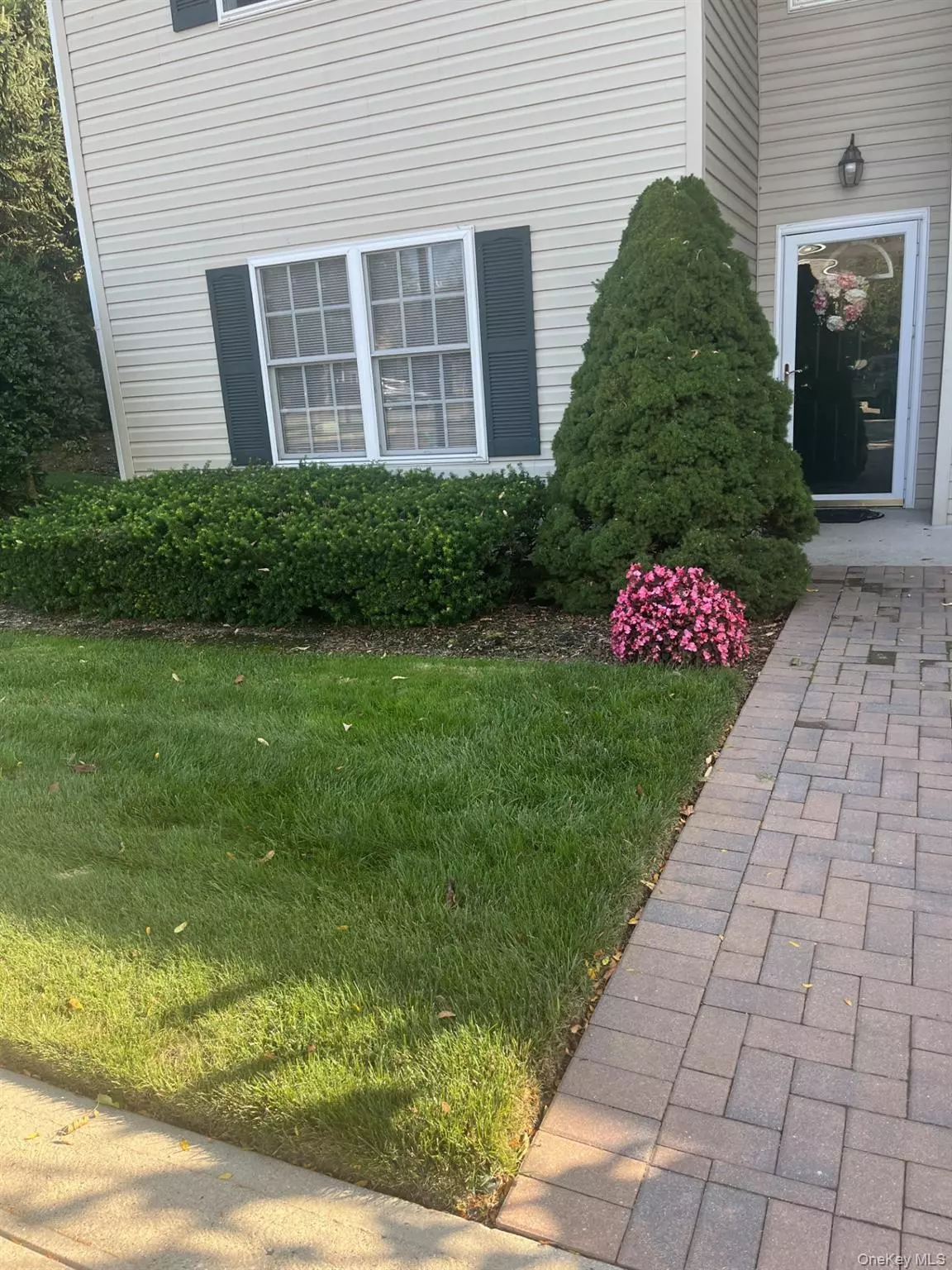 Melville, NY 11747,1113 Savoy DR