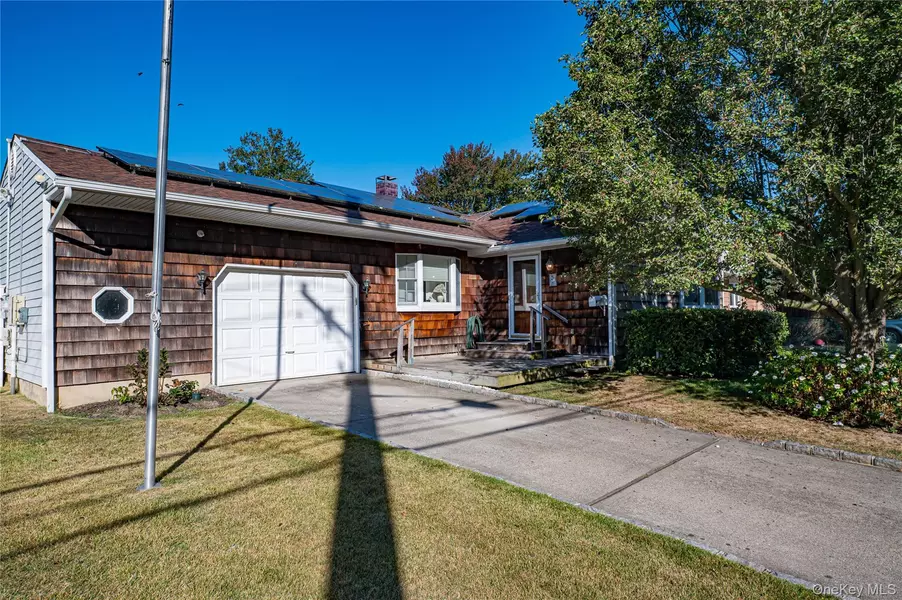 1022 Manor LN, Bay Shore, NY 11706