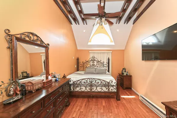 Wantagh, NY 11793,899 Brent DR