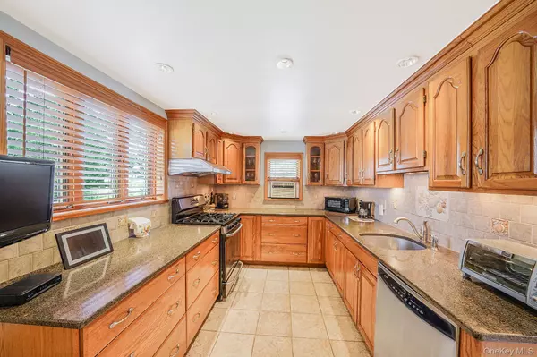 Floral Park, NY 11001,258-09 87th AVE