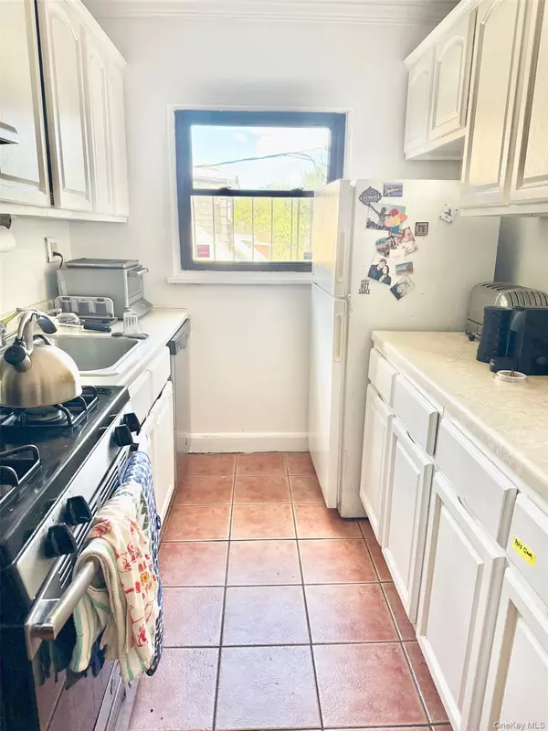 Bronxville, NY 10708,64 Kensington RD #1B