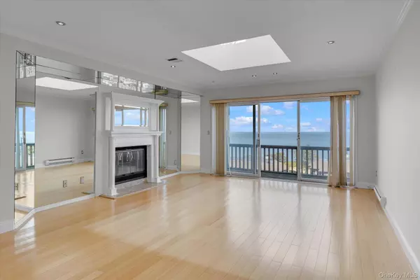 Baiting Hollow, NY 11933,209 Fox Hill DR