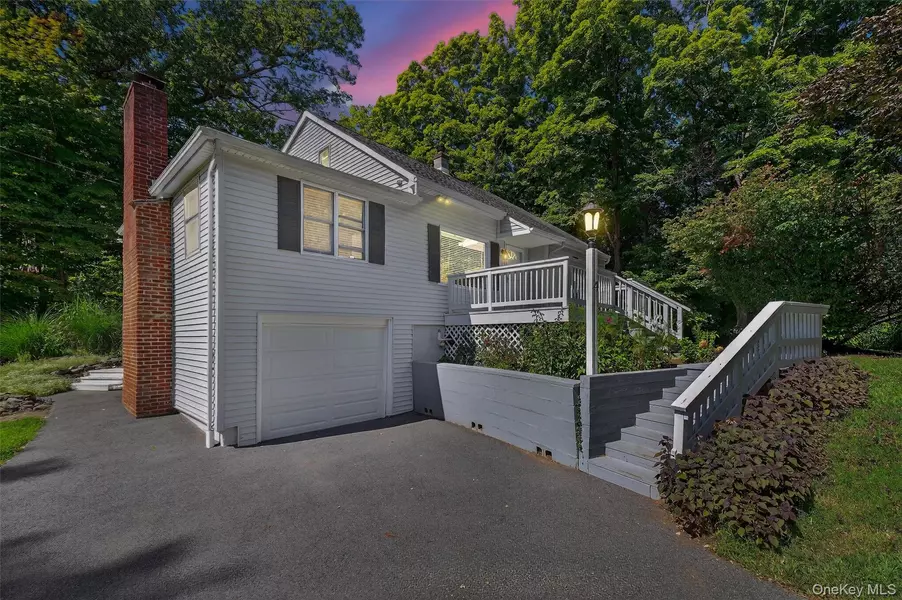 4 Knolls RD, Poughkeepsie, NY 12601