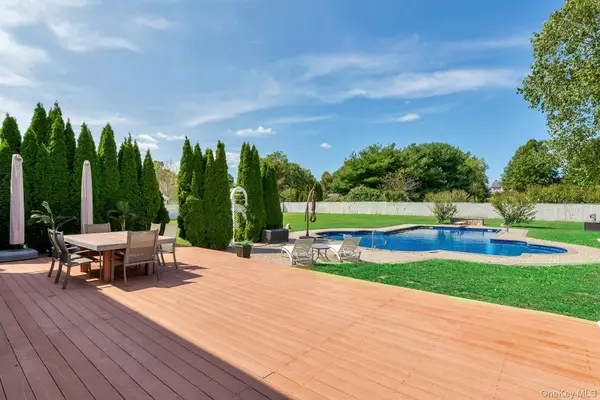 Baiting Hollow, NY 11933,60 May DR