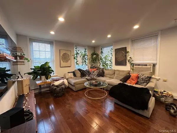 Huntington, NY 11743,7 Green ST #2F