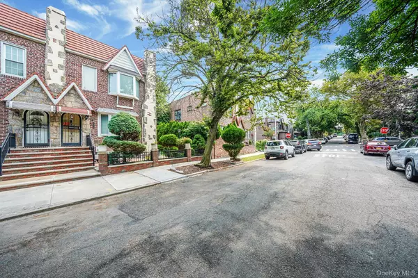 Middle Village, NY 11379,64-39 83rd ST