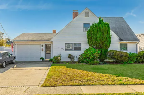 16 Celestial LN, Levittown, NY 11756