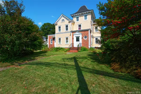 107 Warner AVE, Roslyn Heights, NY 11577