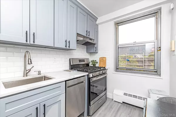 Flushing, NY 11374,61-15 97 St #4K