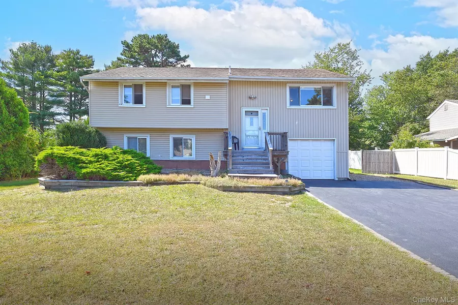 8 Nantucket DR, Medford, NY 11763
