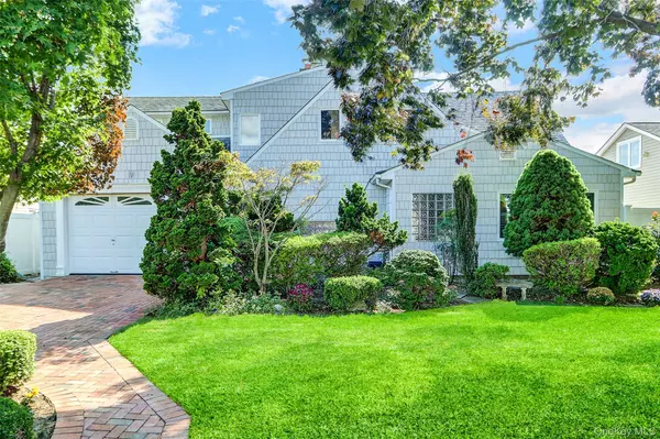 19 Topper LN, Levittown, NY 11756