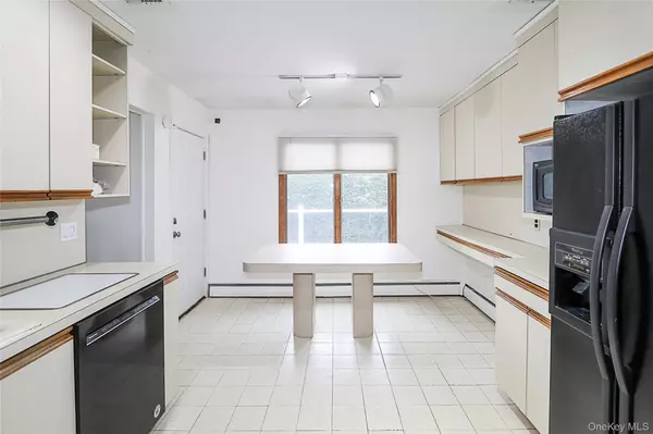 Woodbury, NY 11797,14 Glenn DR