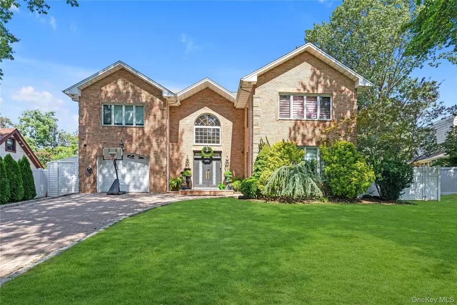 27 Circle DR, Roslyn Heights, NY 11577