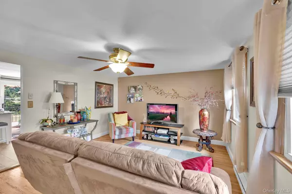 Newburgh, NY 12550,106 Parr Meadow DR #1F