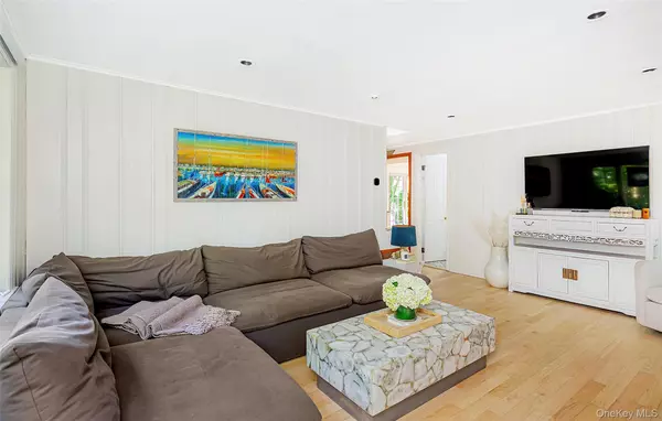 Hampton Bays, NY 11946,8 Lawrence AVE