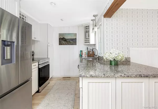 Hampton Bays, NY 11946,8 Lawrence AVE