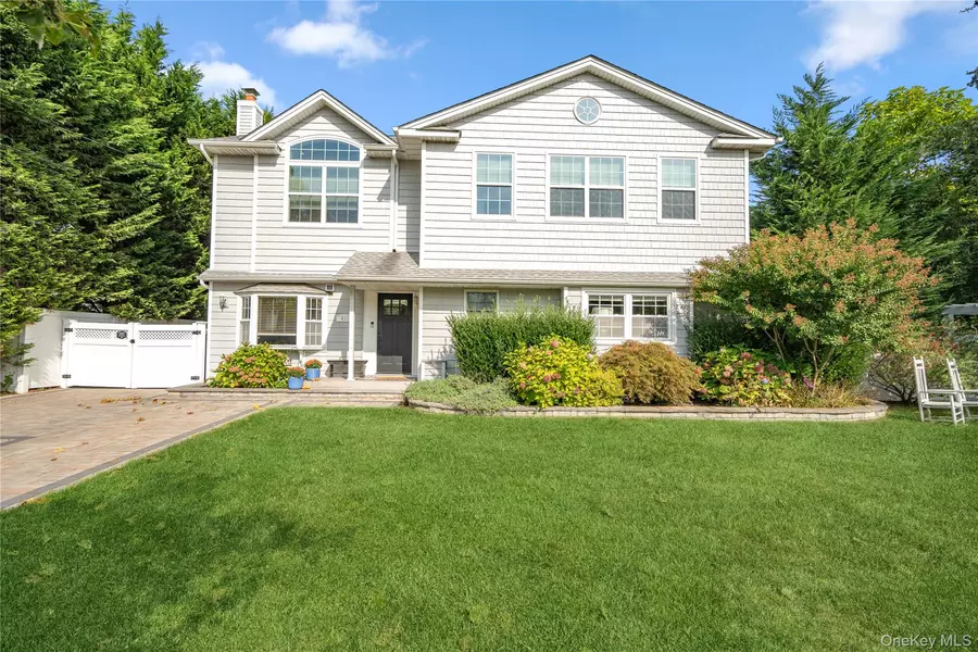 411 Center Bay DR, West Islip, NY 11795