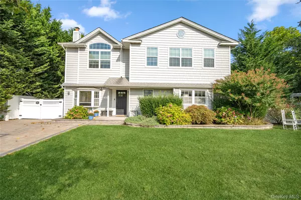 411 Center Bay DR, West Islip, NY 11795