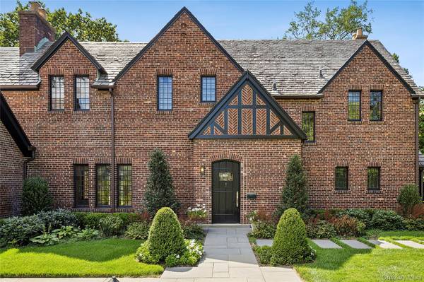 Port Washington, NY 11050,38 Country Club DR