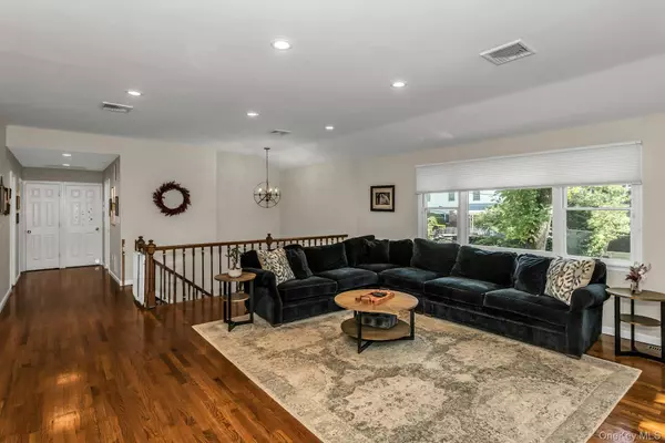 Port Washington, NY 11050,17 Willow DR