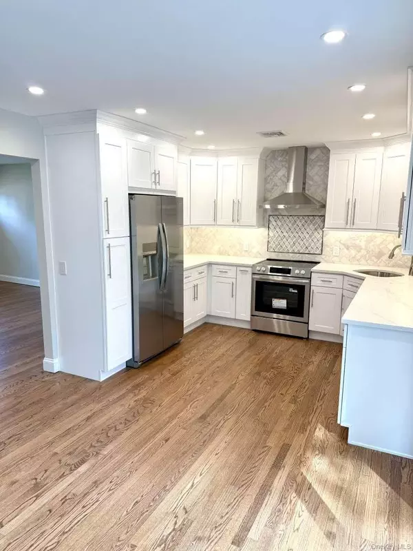 West Islip, NY 11795,11 E Bay DR